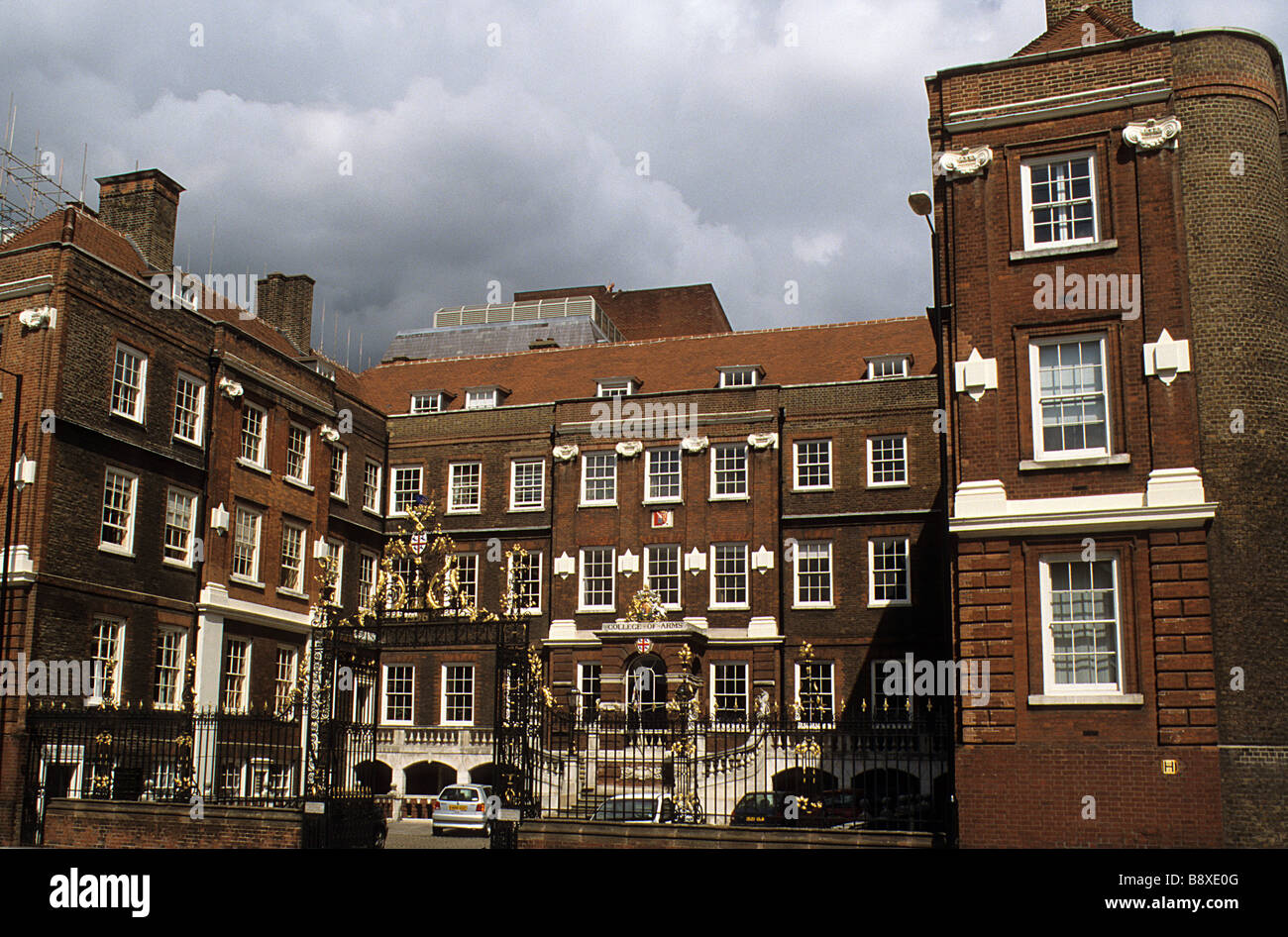 Londra, il cortile e le principali elevazioni del Collegio dei bracci, Queen Victoria Street, City of London. Foto Stock