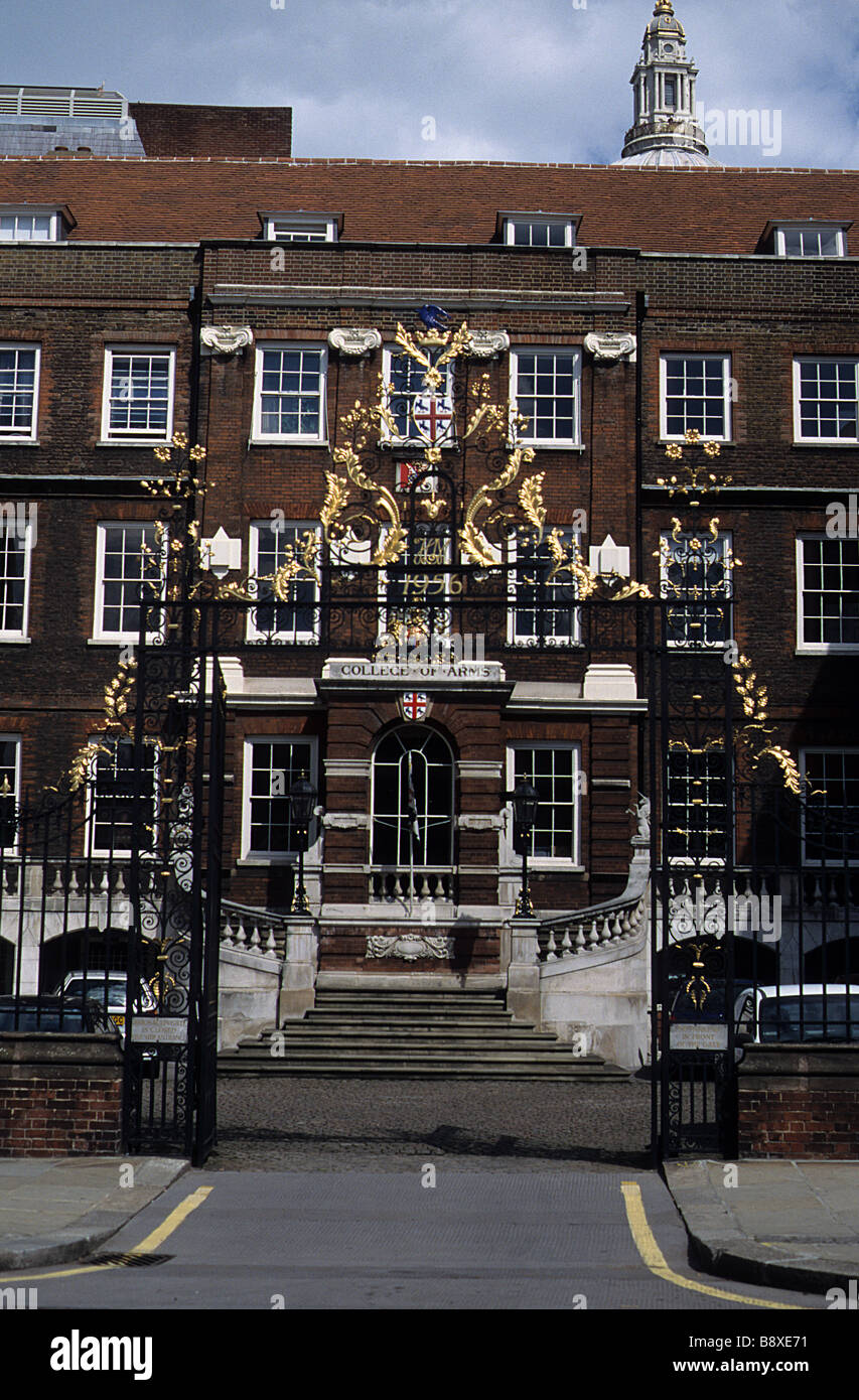 Cortile anteriore e il prospetto principale del Collegio dei bracci, Queen Victoria Street, City of London. Foto Stock