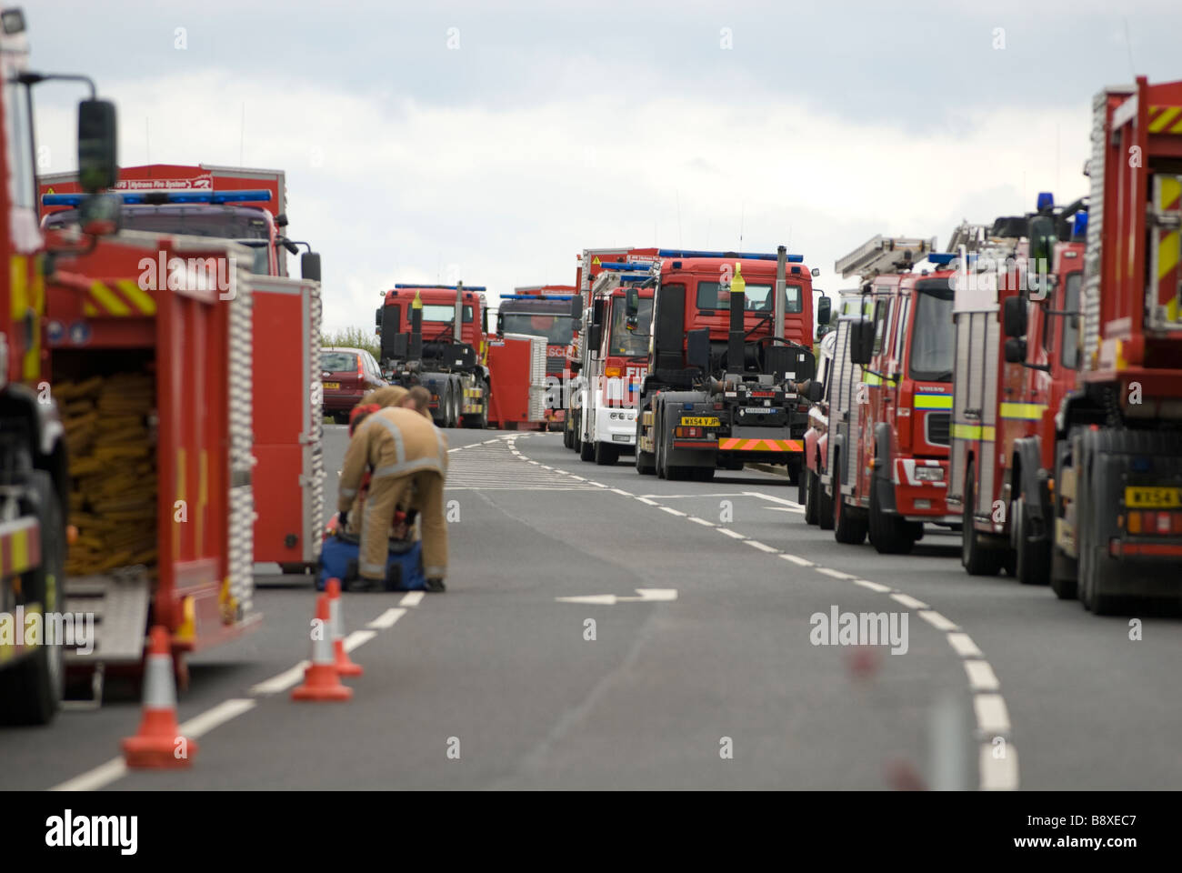 I veicoli antincendio linea durante le grandi inondazioni incidente nel Regno Unito Foto Stock