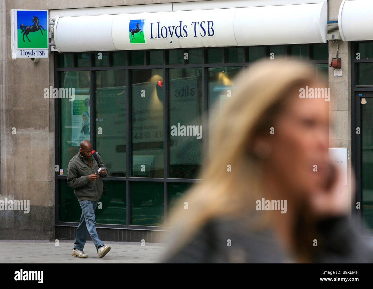 Pendolari a piedi passato un Lloyds TSB filiale nella zona centrale di Londra, Regno Unito. Foto Stock