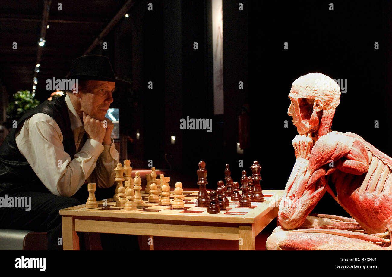 Gunther von Hagens con il giocatore di scacchi nella sua Plastinarium a Guben, Germania Foto Stock