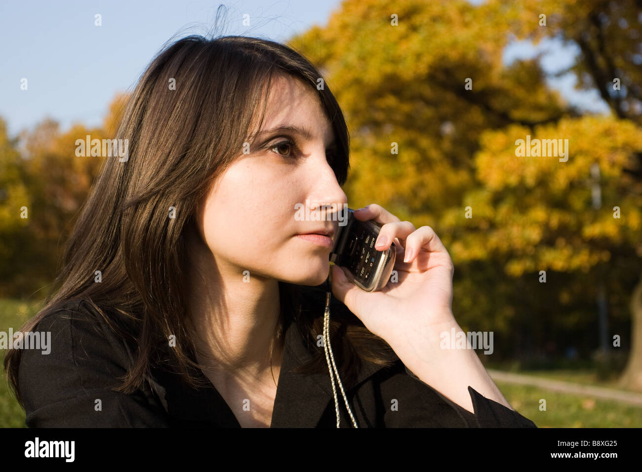 La ragazza parla al telefono Foto Stock