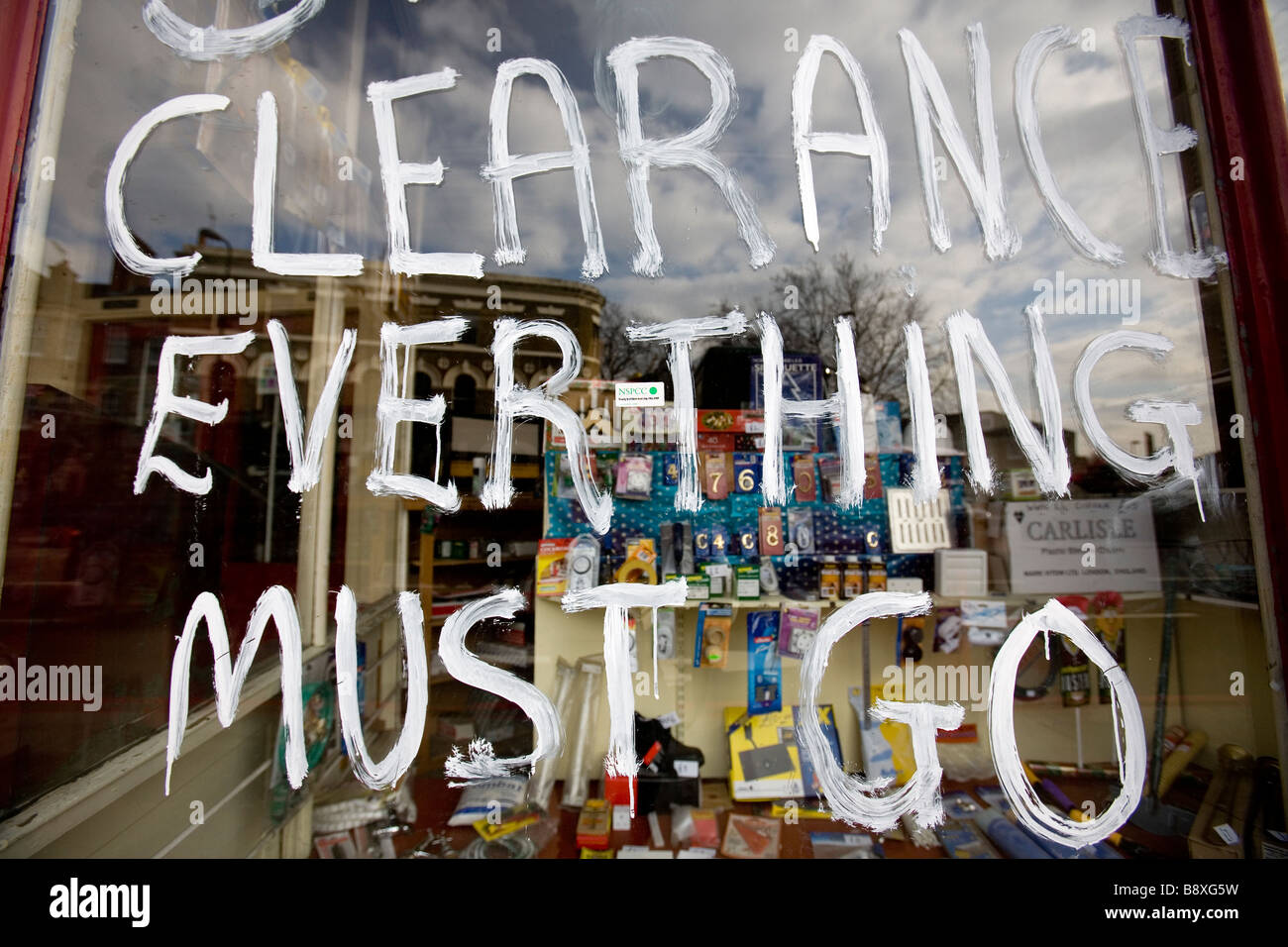 "Liquidazione tutto deve andare segno nella vetrina di un negozio a Londra come la recessione colpisce il Regno Unito, 2009. Foto Stock