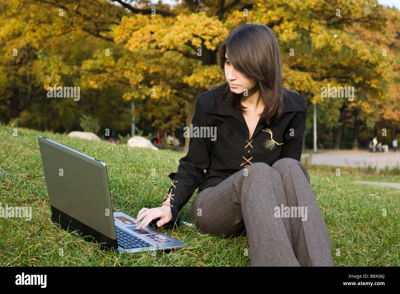 La ragazza si siede a un computer Foto Stock
