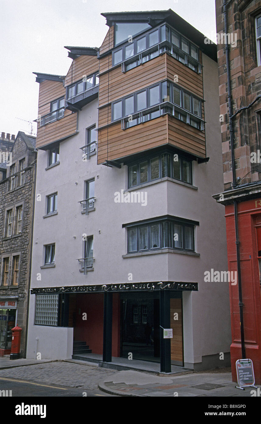 Edinburgh, nuovo edificio per la Città Vecchia Housing Association, in Canongate, verso l'estremità orientale del Royal Mile. Foto Stock