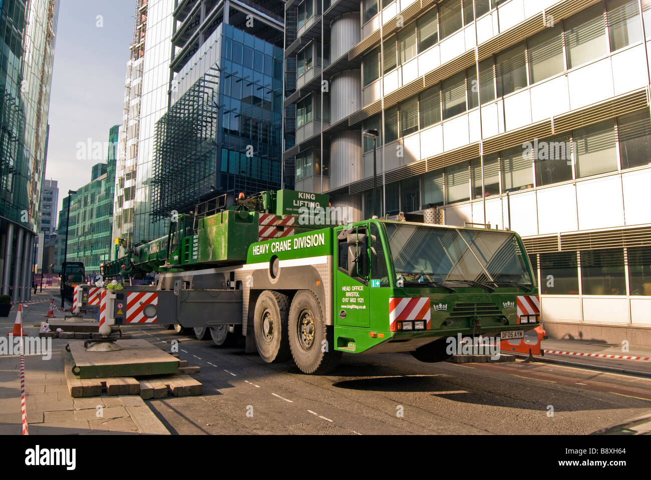 Il verde il sollevamento di carichi pesanti gru trasportabile nella city di Londra, Inghilterra, Regno Unito Foto Stock
