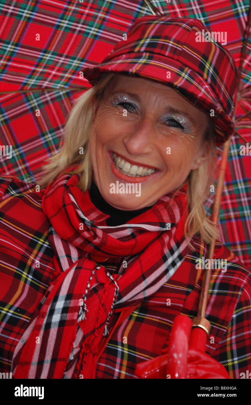 Testa e spalle Ritratto di signora sorridente al carnevale di Maastricht Paesi Bassi Foto Stock