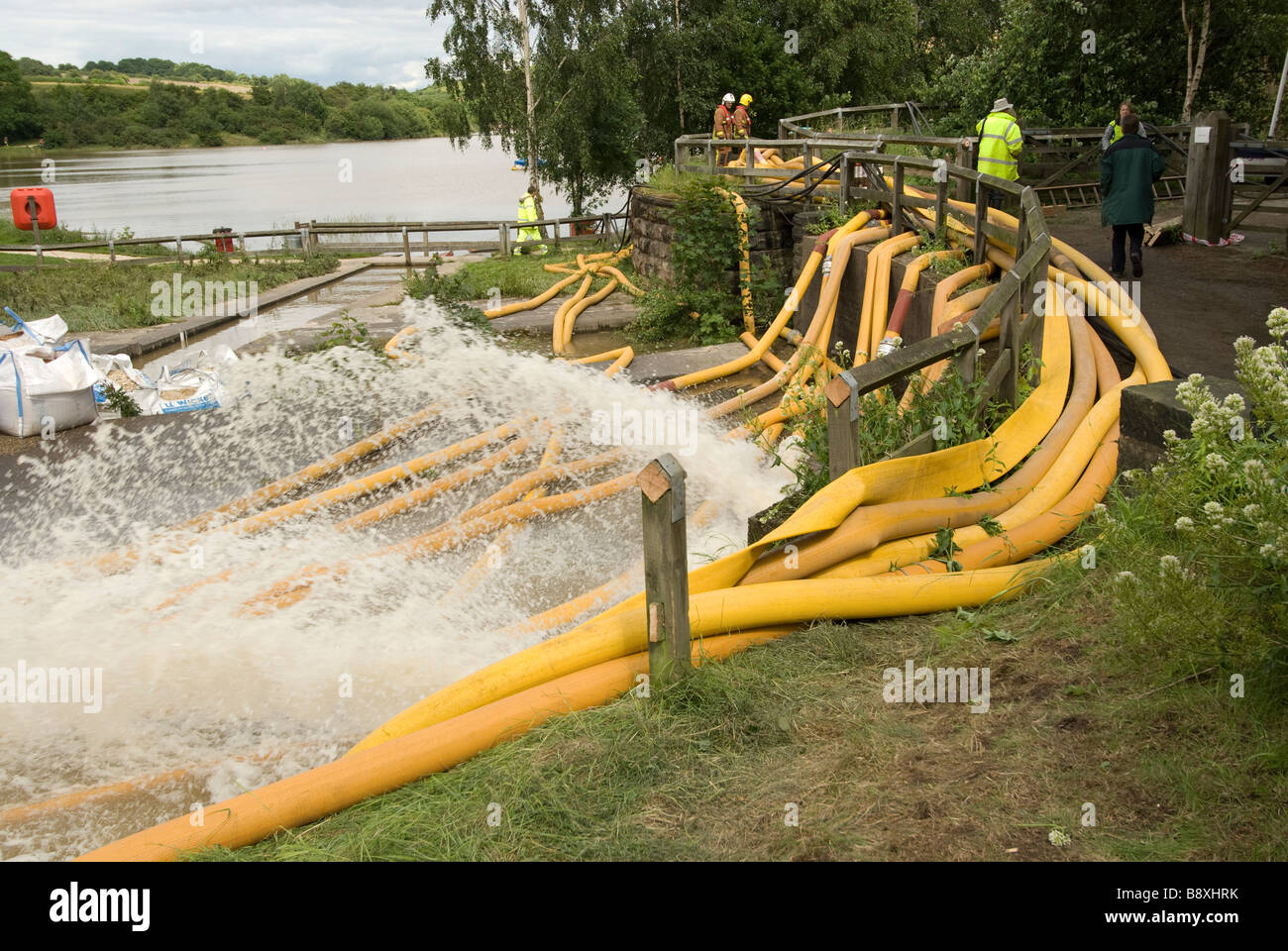 Elevato volume di pompe e tubi flessibili facilità acqua di inondazione a Ulley diga durante grandi inondazioni incident REGNO UNITO Foto Stock