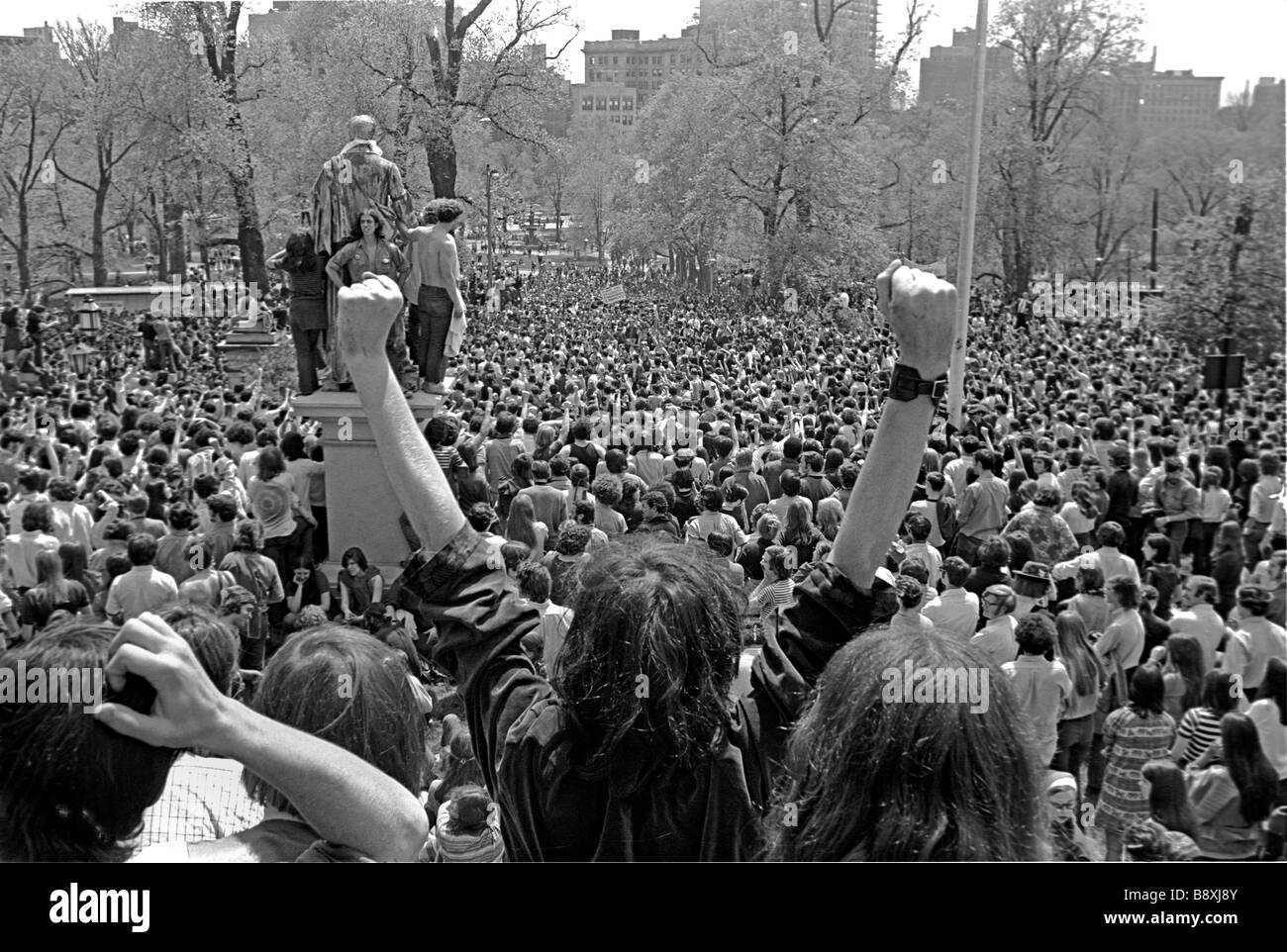 Migliaia di anti-guerra del Vietnam manifestanti rally presso il Massachusetts State House di Boston nella primavera del 1970 Foto Stock