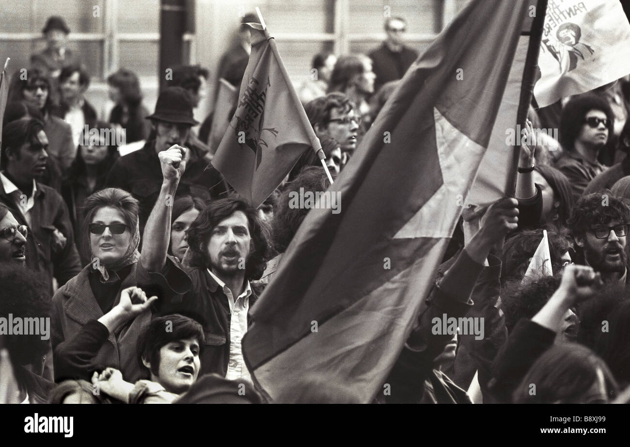Il Viet Cong bandiere telaio anti Guerra del Vietnam i manifestanti a Boston in aprile 1970 Nota Black Panthers bandiera in alto a destra Foto Stock