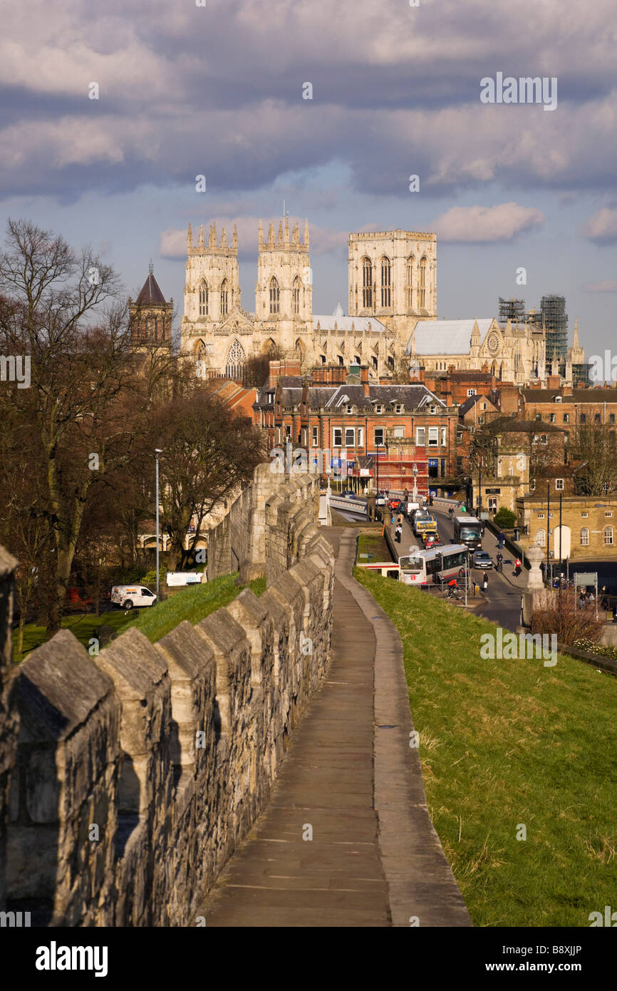 Vista della cattedrale di York dalle mura della città a sud-ovest. North Yorkshire, Inghilterra. Foto Stock