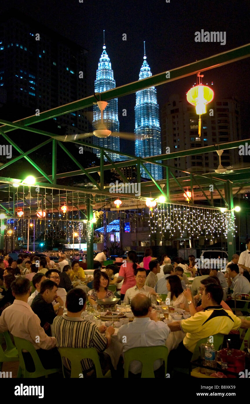 Aprire cinese Cina Ristorante vicino a Torri Gemelle Petronas Illuminato illuminato di notte la città di Kuala Lumpur KLCC Malaysia Foto Stock