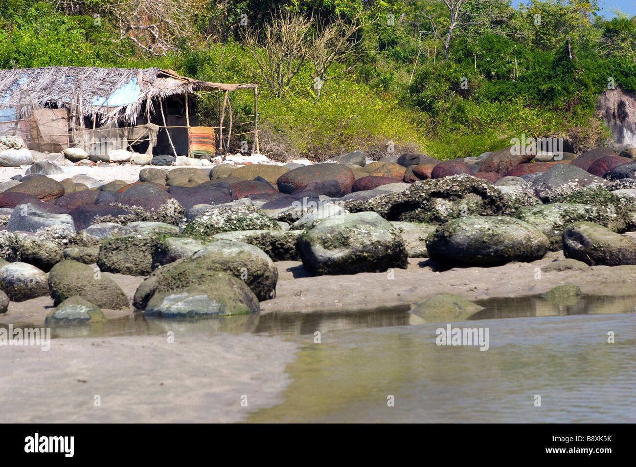 Capanna sulla coperta con pietre beach. Foto Stock