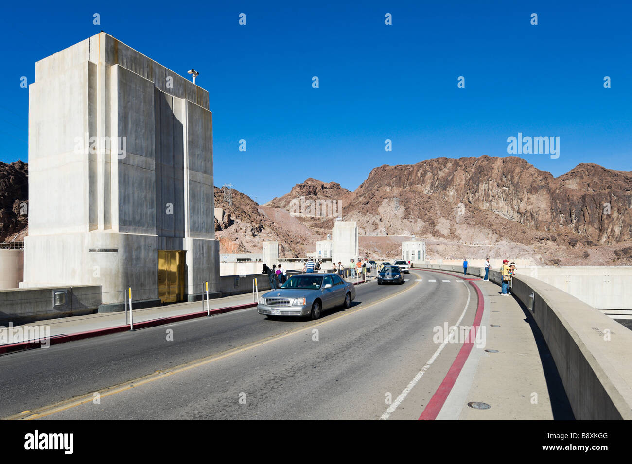 Noi 93 che attraversa la diga di Hoover, Arizona/Stato di Nevada border, STATI UNITI D'AMERICA Foto Stock