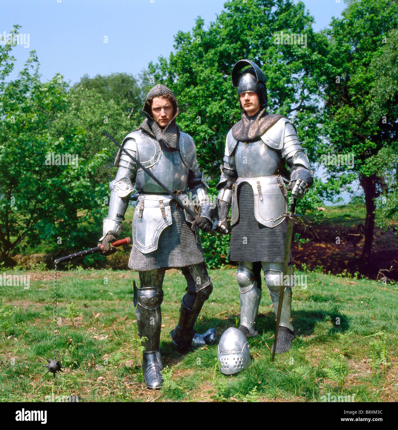 Cavalieri medievali in armatura scintillante costume storico in posa per ritratto indossando chainmail, caschi e spade in Galles Gran Bretagna UK KATHY DEWITT Foto Stock