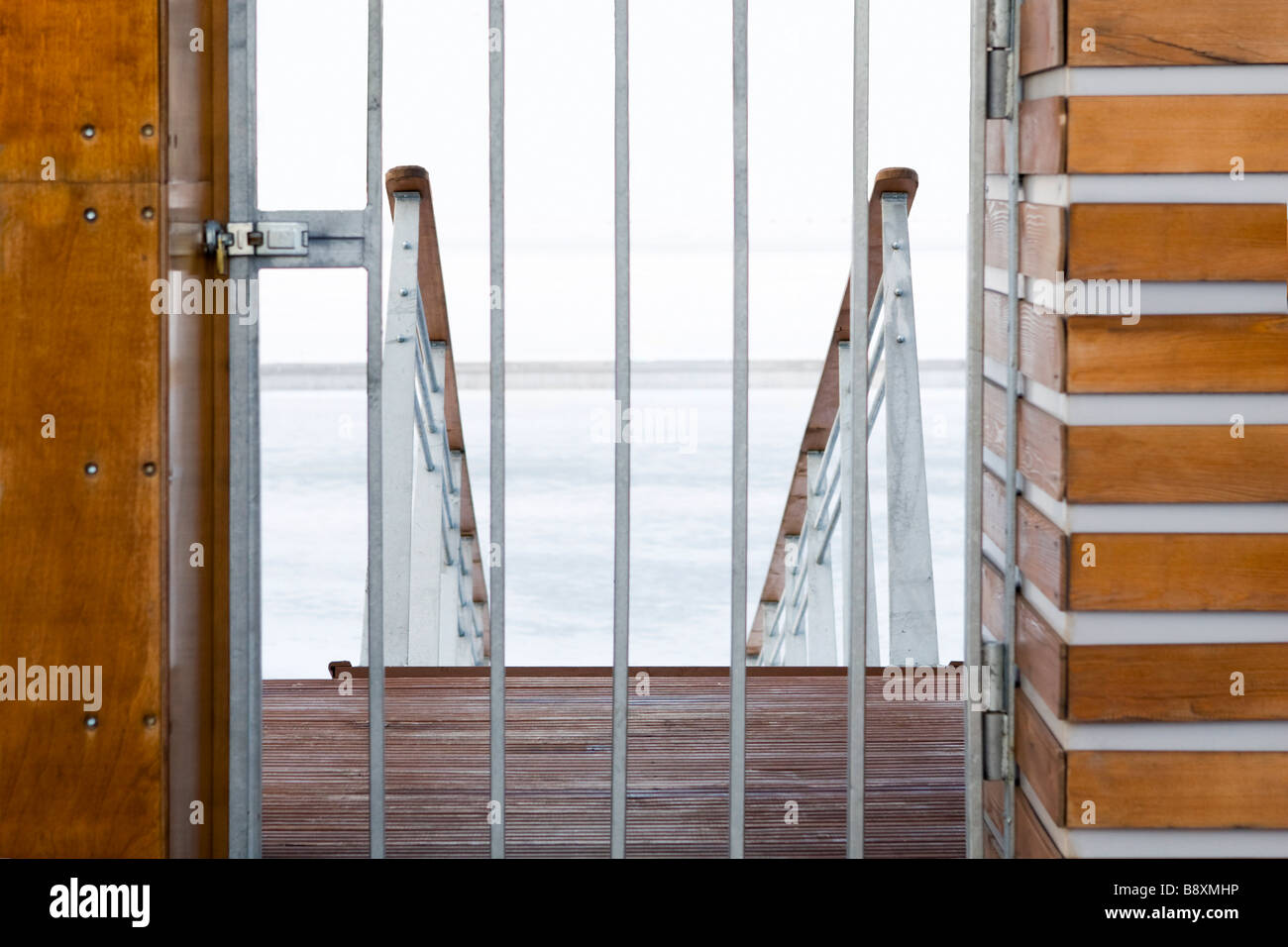 Fuori stagione vista sul porticciolo esclusivo ingresso scale chiuso in inverno. Foto Stock