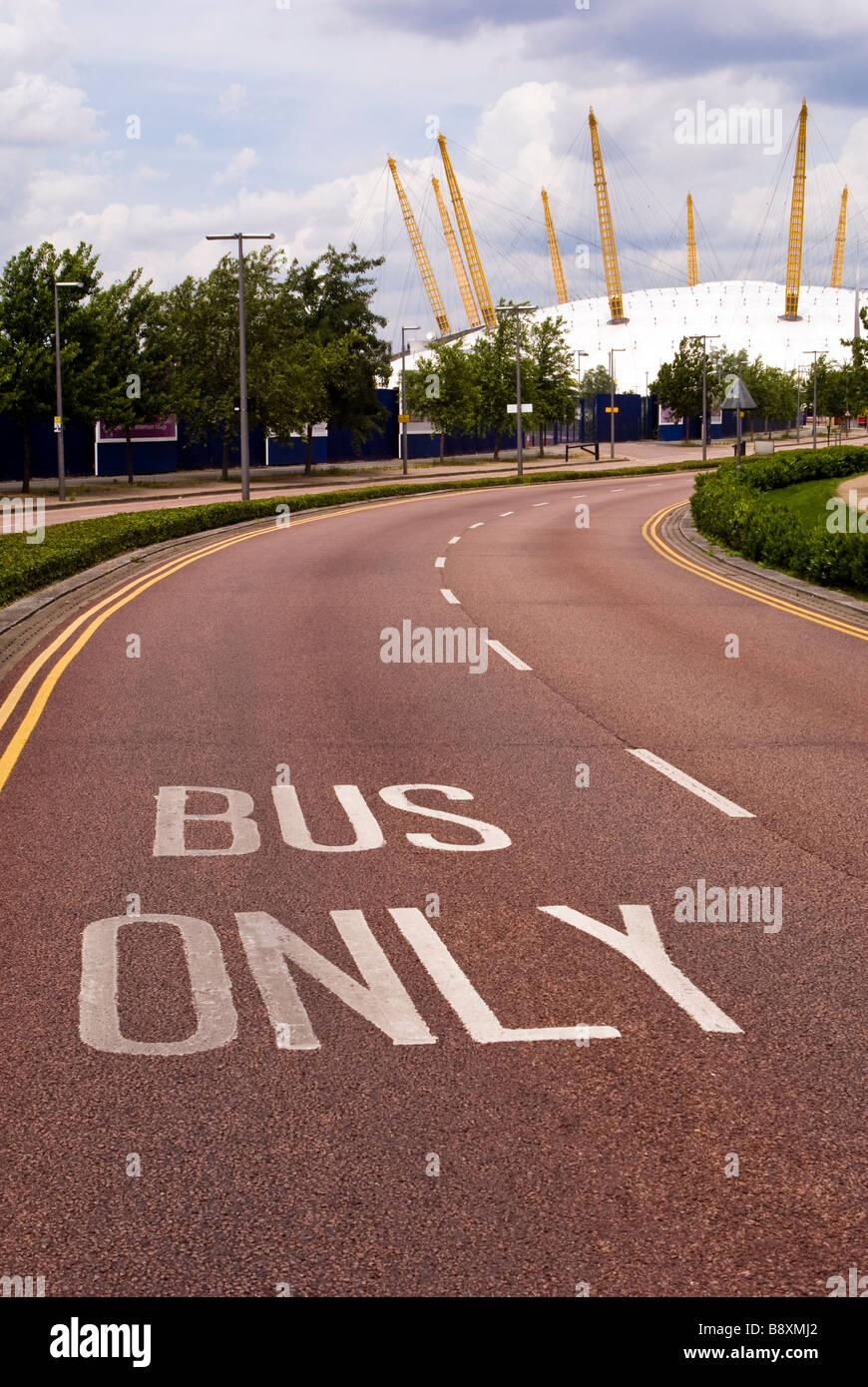 Strada che conduce all'arena O2 mostra corsia degli autobus in rosso tarmac, Greenwich, London, England, Regno Unito Foto Stock