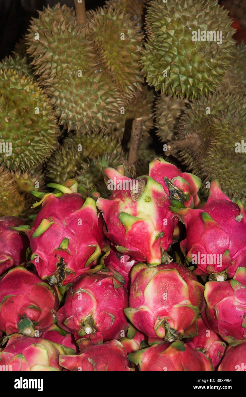 Durian e Dragon frutta in un mercato, Siem Reap, Cambogia Foto Stock