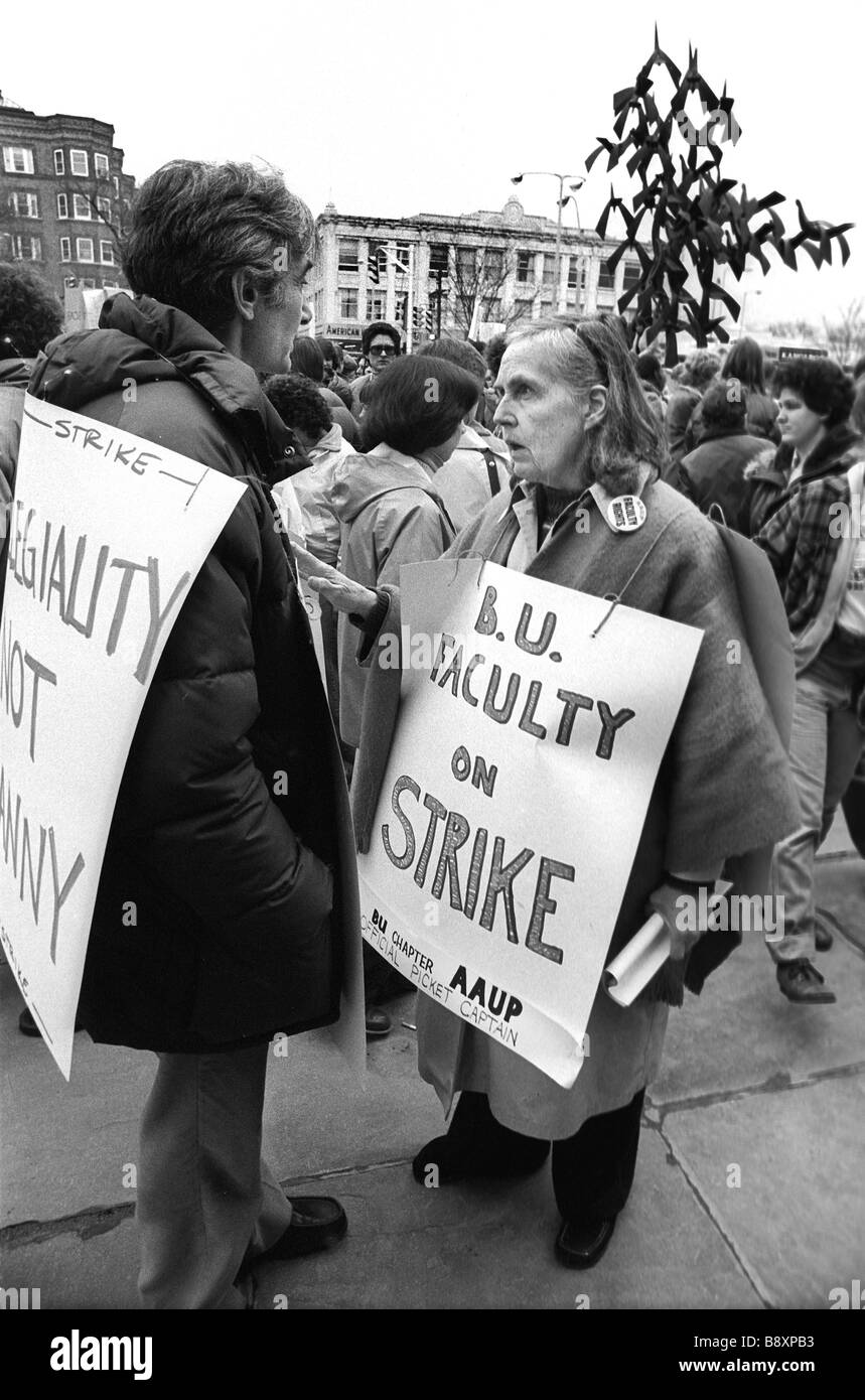 Boston University Professor Howard Zinn conferisce con un collega durante un 1976 facoltà sciopero presso la Boston University Foto Stock