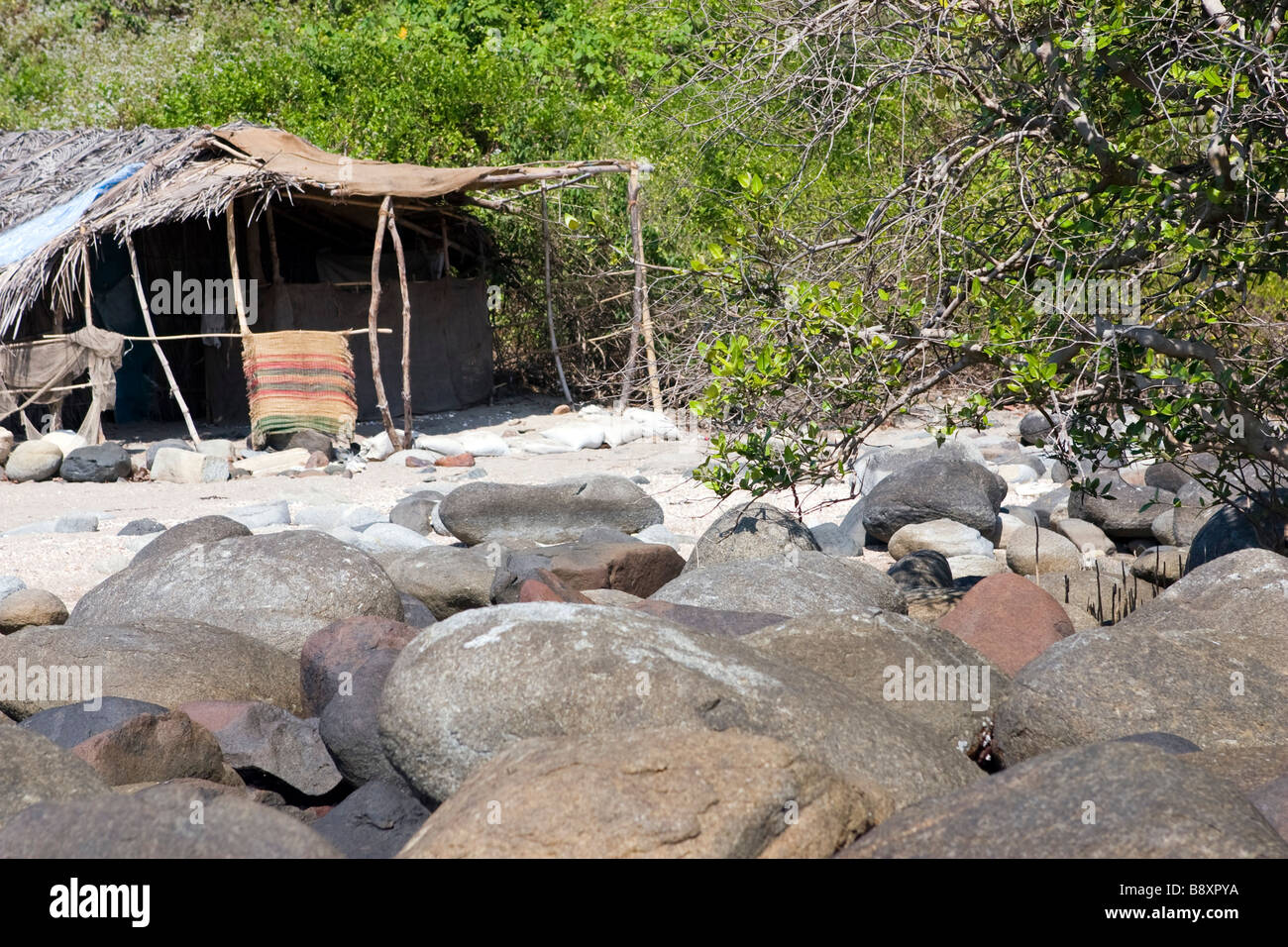 Capanna sulla coperta con pietre beach. Foto Stock