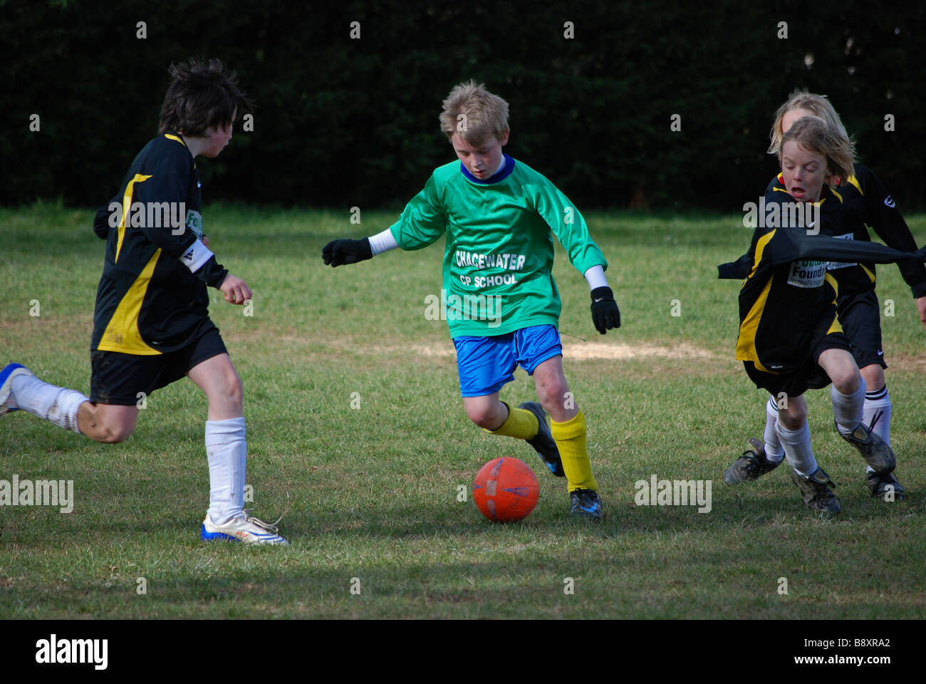 I ragazzi che giocano a calcio,uk Foto Stock