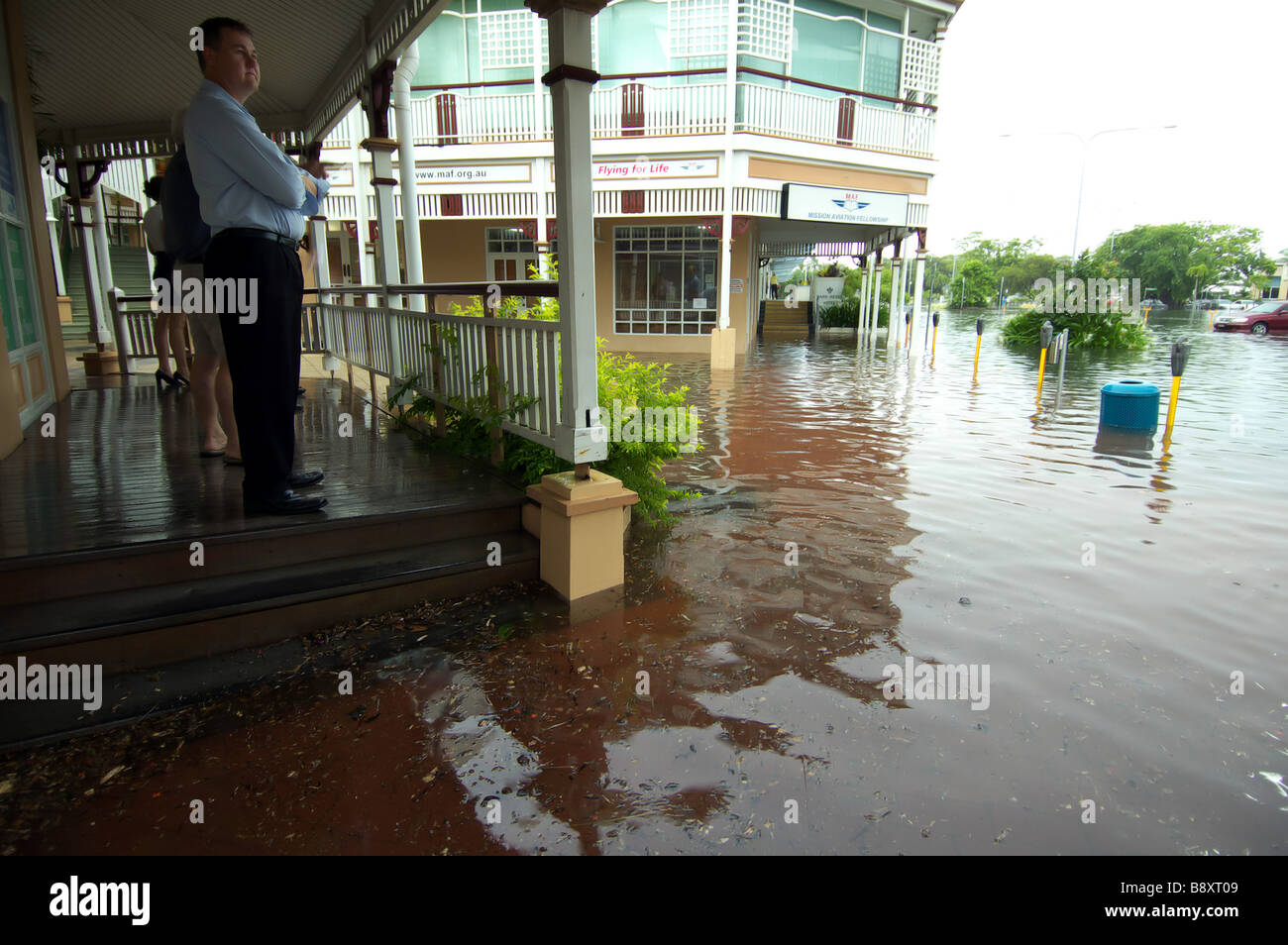 Business macina a fermarsi con le inondazioni in Cairns CBD, Queensland, Australia Foto Stock