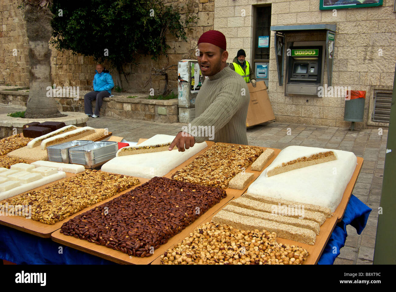 Venditore ambulante di vendita pistacchio dolci di mandorla nocciola anacardi dado caramelle di arachidi halvahs dal suo carrello Foto Stock