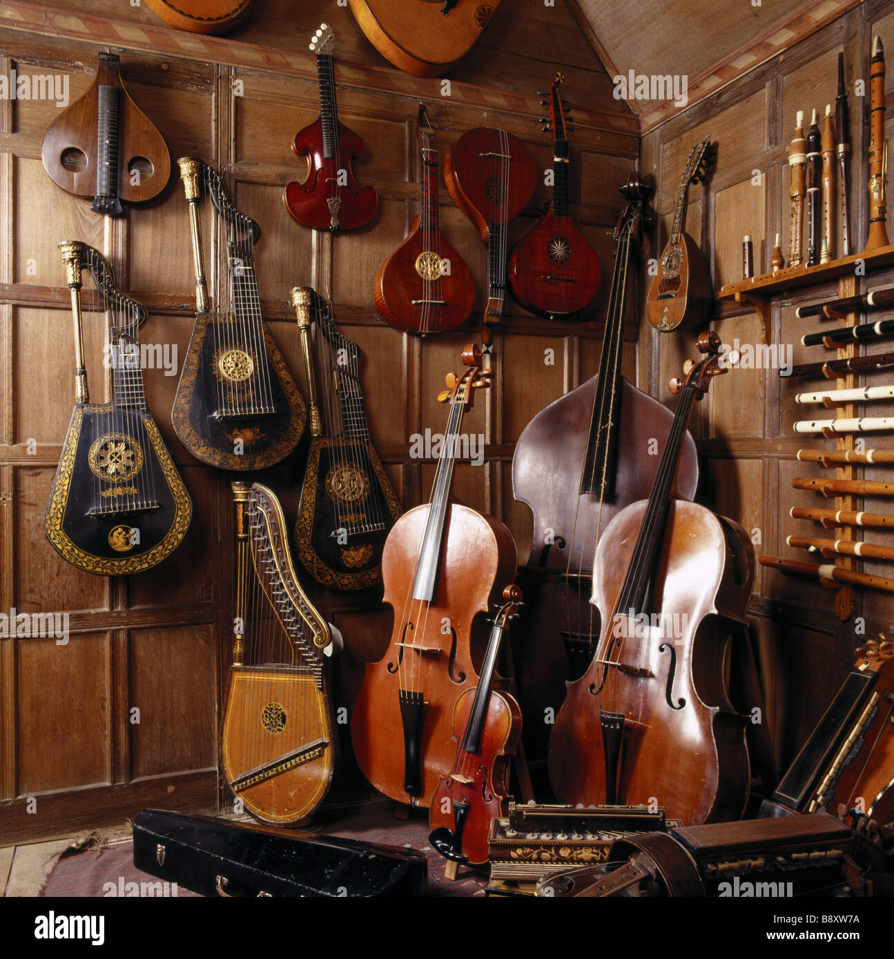 Parte della collezione di strumenti musicali in un angolo della stanza  della musica a Snowshill Manor Foto stock - Alamy