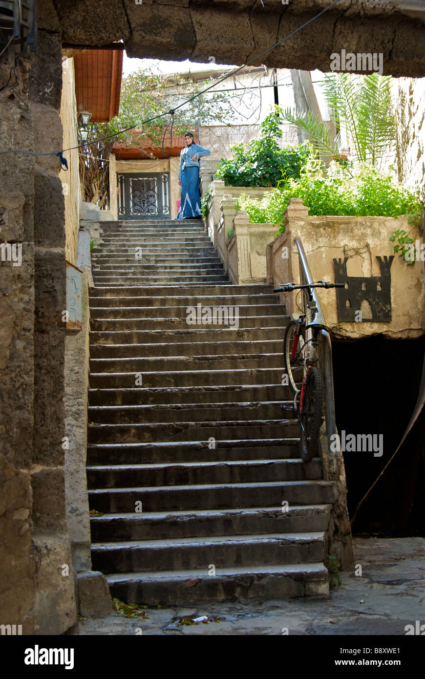 Arab donna israeliana in cima alle scale in quartiere residenziale all'interno ex Cavaliere Templare fortezza città portuale Akko Foto Stock
