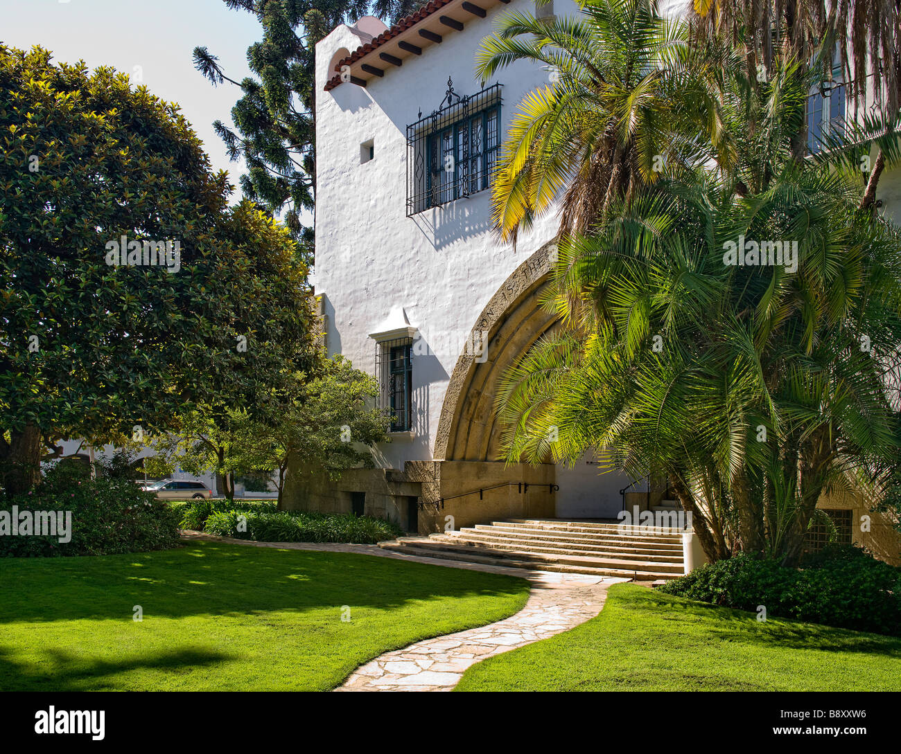 Passerella di pietra che conduce all ingresso ad arco a Santa Barbara Courthouse Foto Stock