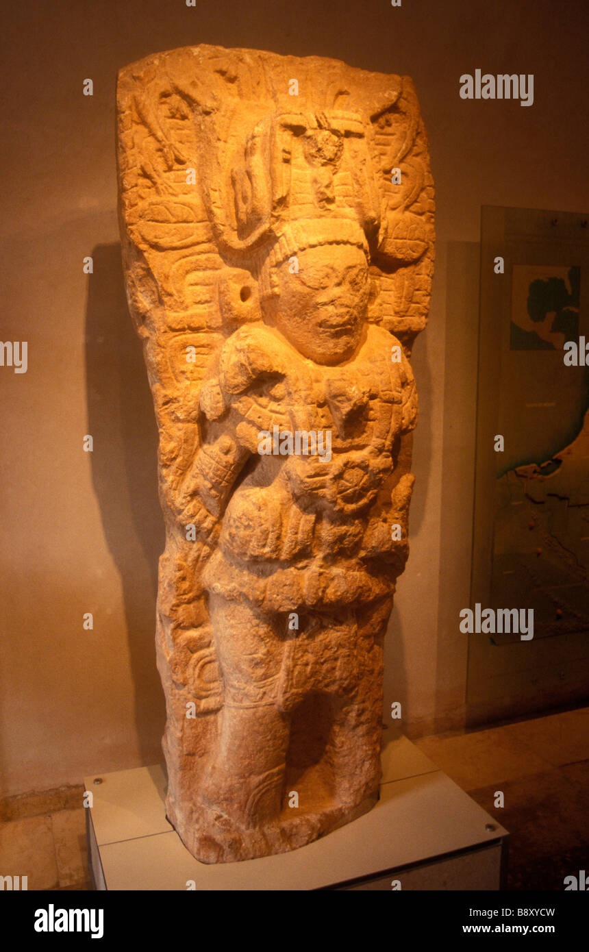 Stele maya di Calakmul in mostra al Museo de la cultura Maya in Fuerte San Miguel fort, Campeche, Messico Foto Stock