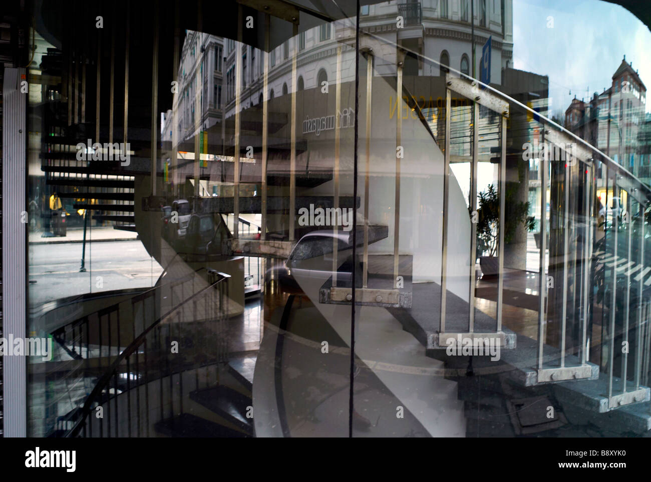 Riflessioni di un vetro curvo in Oslo Norvegia Foto Stock