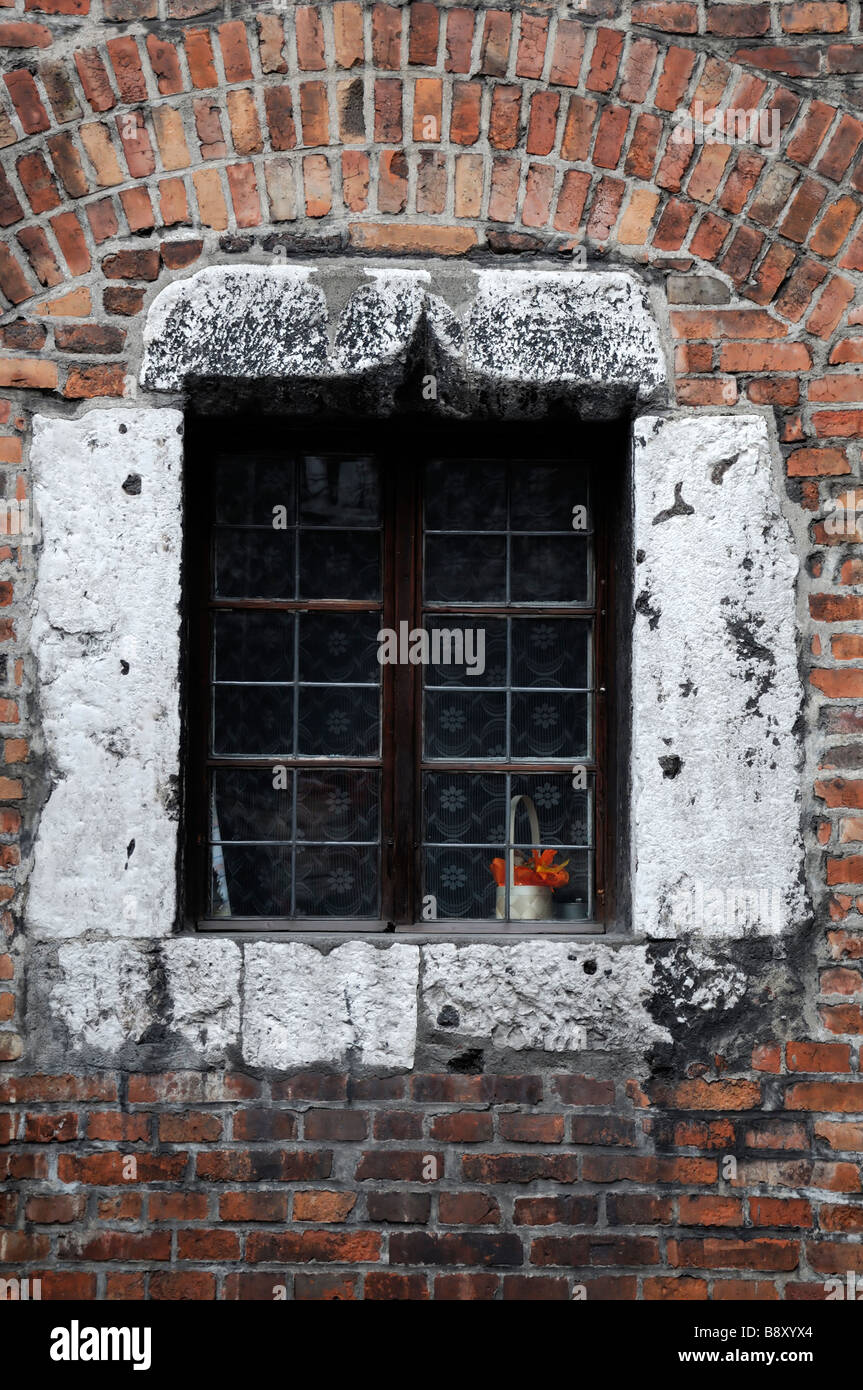 Vecchio rustico edificio di mattoni rossi finestra muratura in pietra quartiere ebraico area Cracovia Polonia Foto Stock