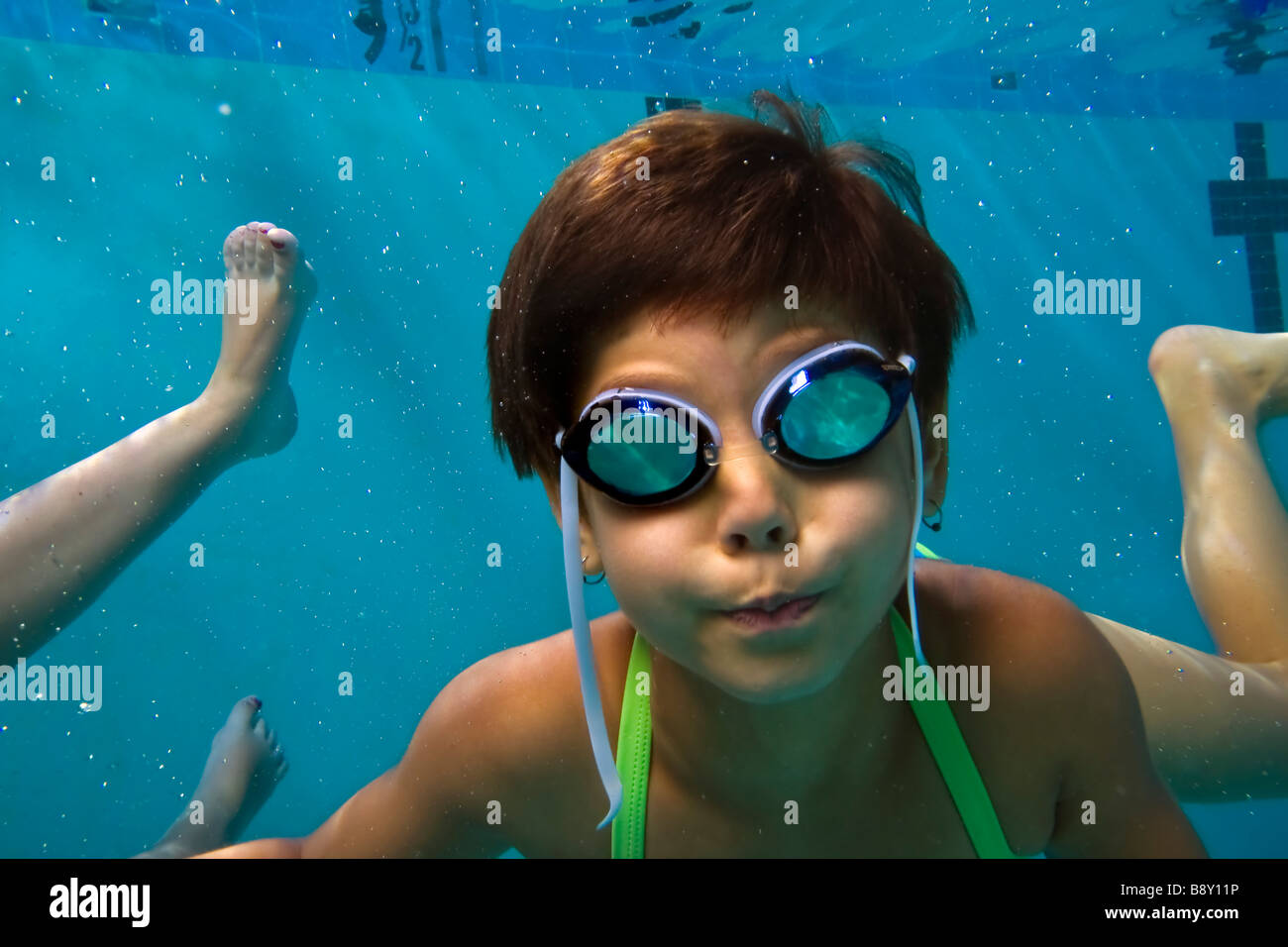 Close-up di una ragazza di nuoto in piscina Foto Stock
