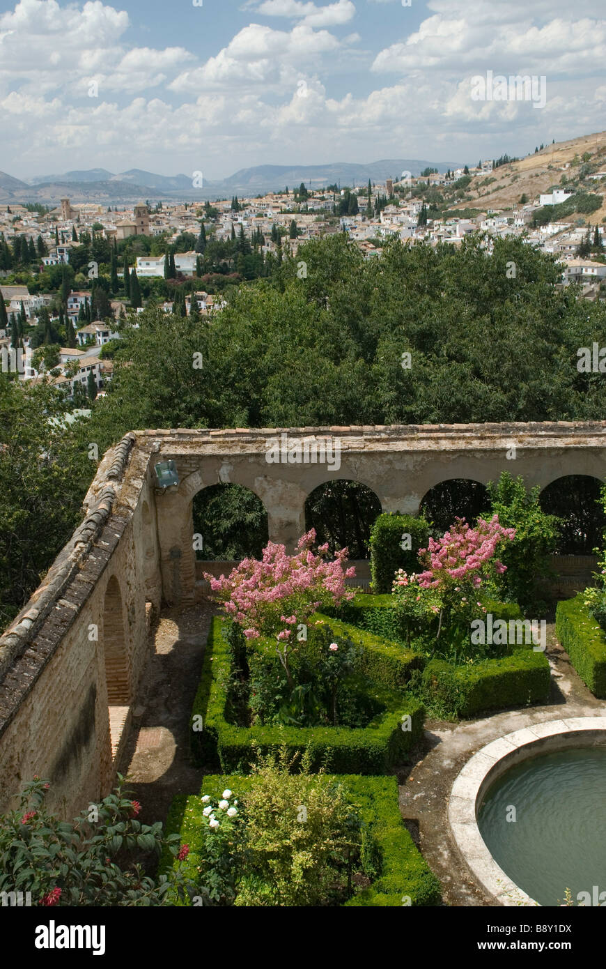 Elevato angolo di visione degli edifici in una città, Alhambra di Granada, Andalusia, Spagna Foto Stock