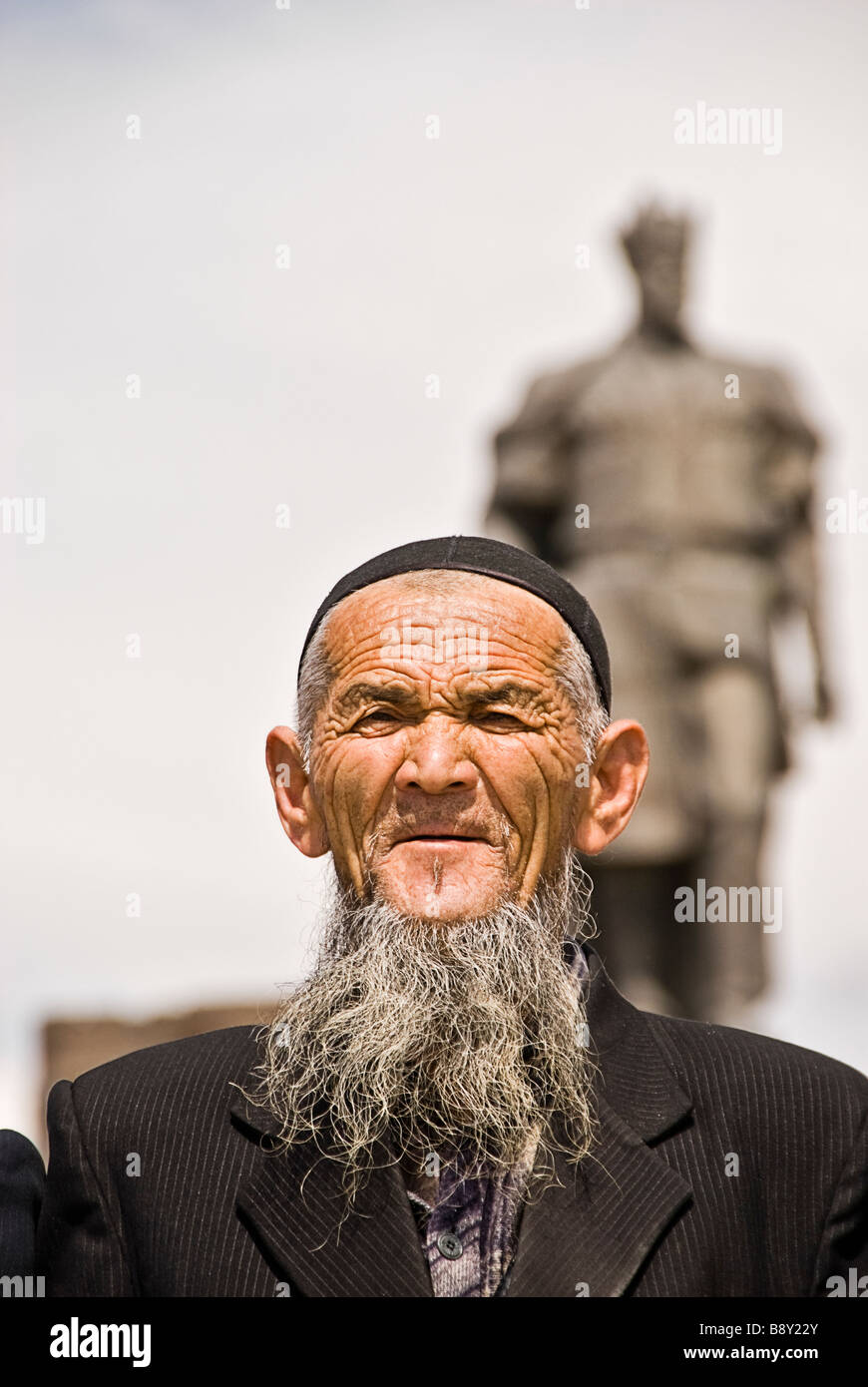 Uomo Barbuto di fronte un Amir Timur statua, Shahrisabz, Uzbekistan, Asia Foto Stock