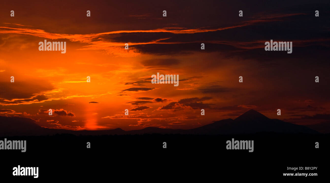 Red Sunset over Croagh Patrick montagna ad ovest dell'Irlanda Foto Stock