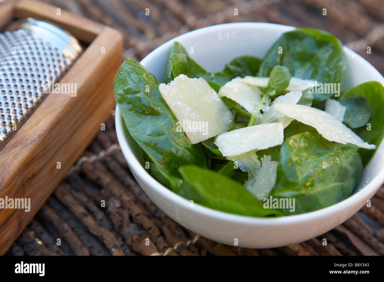 Ciotola di insalata di verdure con una grattugia Foto Stock