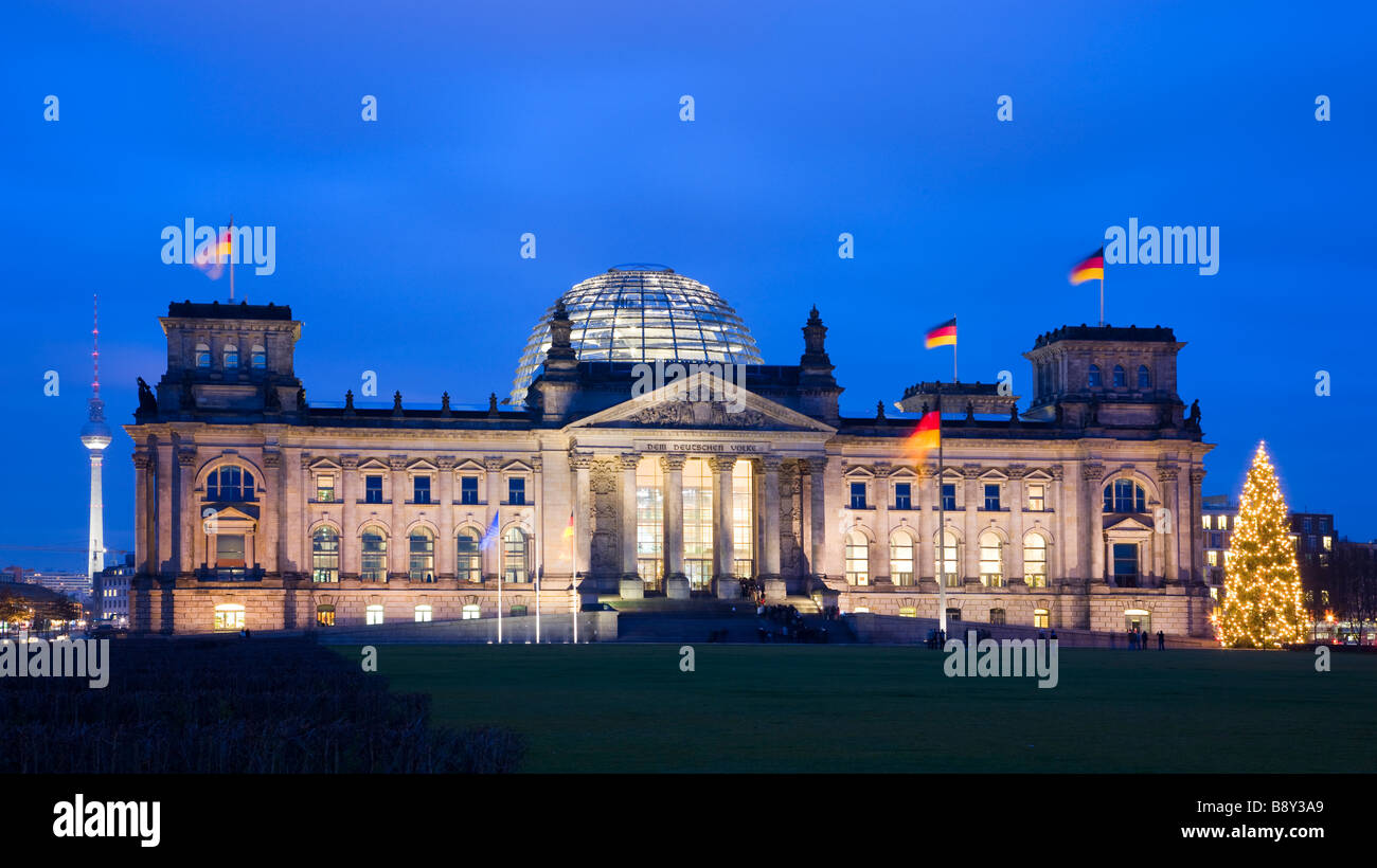 Cupola di vetro e dall'architetto Norman Foster sopra il palazzo del Reichstag a Berlino Germania Foto Stock