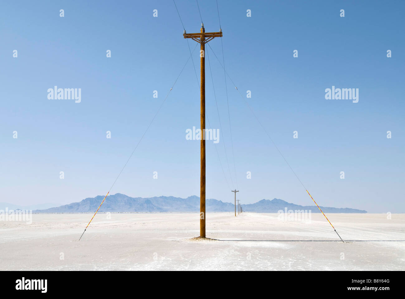 Pali del telefono in un campo di Bonneville Saline, Utah, Stati Uniti d'America Foto Stock