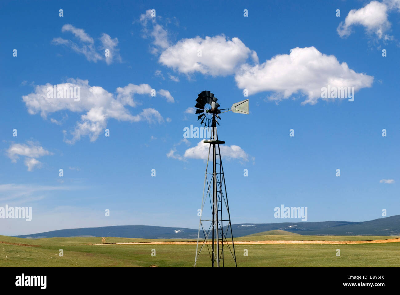Il mulino a vento di industriale in un campo, Wyoming USA Foto Stock