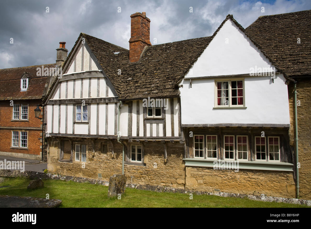 In stile Tudor case in una fila, Lacock, Wiltshire, Inghilterra Foto Stock