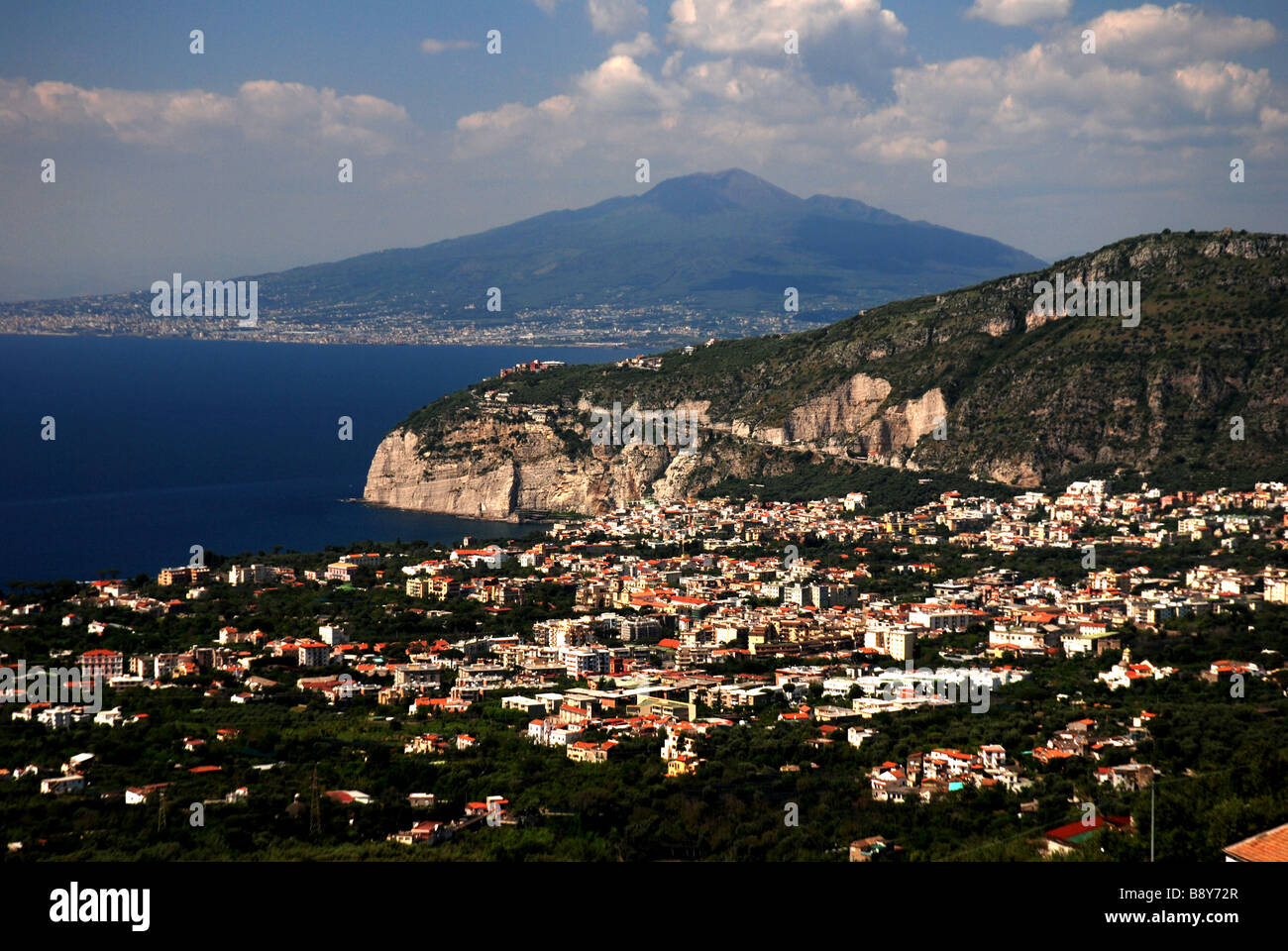 Golfo di Napoli visto da Sorrato vulcano Vesuvio Campania Italia Foto Stock