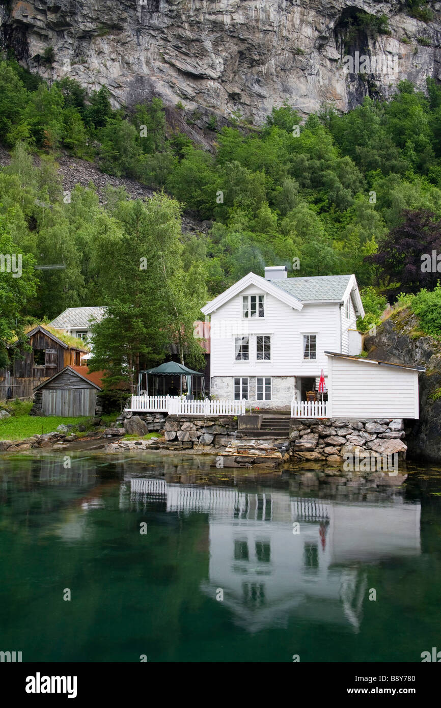 La riflessione di un edificio in acqua, Geiranger, il Geirangerfjord, More og Romsdal, Sunnmore, Norvegia Foto Stock