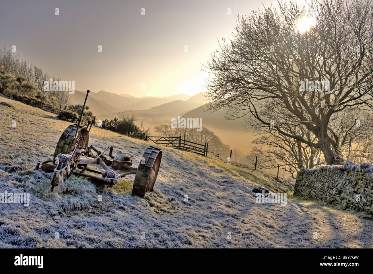 Prese su un molto wintery giornata con una severa la brina si affaccia Loweswater, nel distretto del lago, Inghilterra Foto Stock