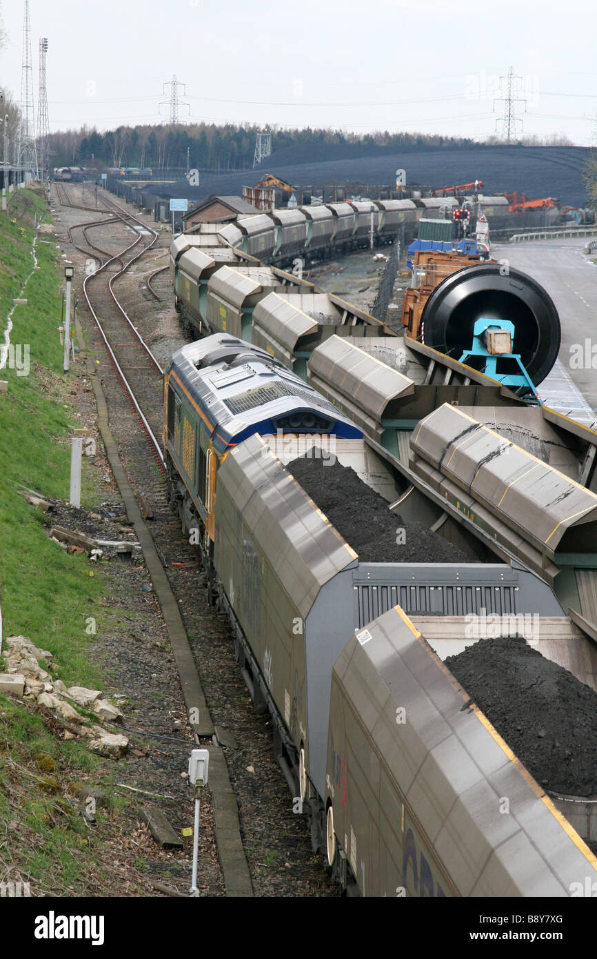 Un carbone GBRF treno arriva a Drax power station per lo scarico, come un Freightliner carbone treno lascia dopo loadeding. Foto Stock
