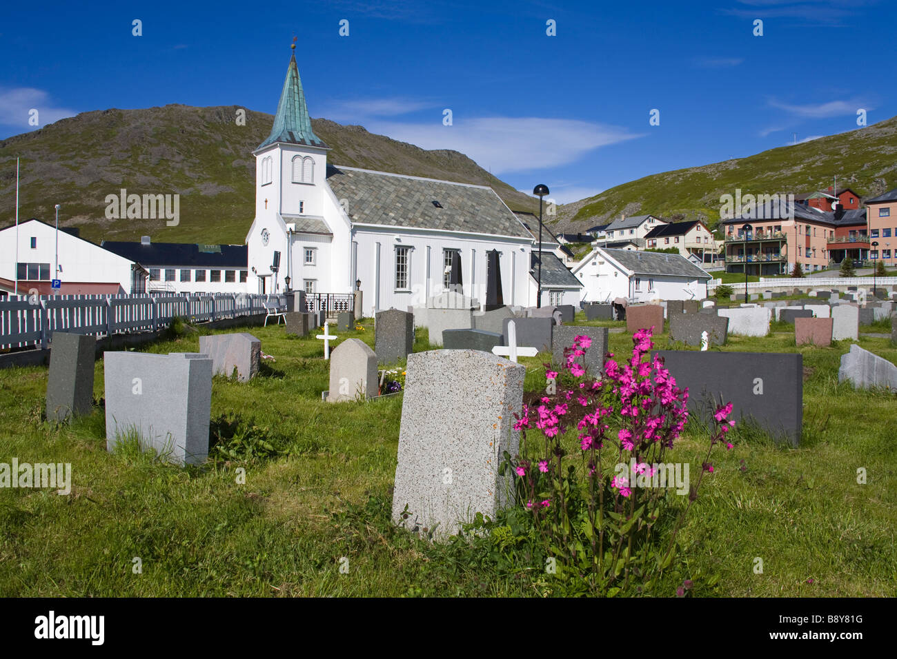 Cimitero vicino a una chiesa, Honningsvag Chiesa, Honningsvag, Isola Mageroya, Nordkapp, Finnmark County, Norvegia Foto Stock