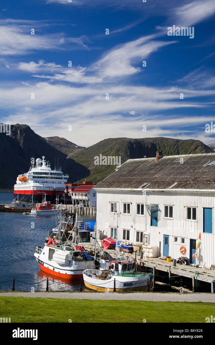 Barche ormeggiate in un porto, porto Honningsvag, Honningsvag, Isola Mageroya, Nordkapp, Finnmark County, Norvegia Foto Stock