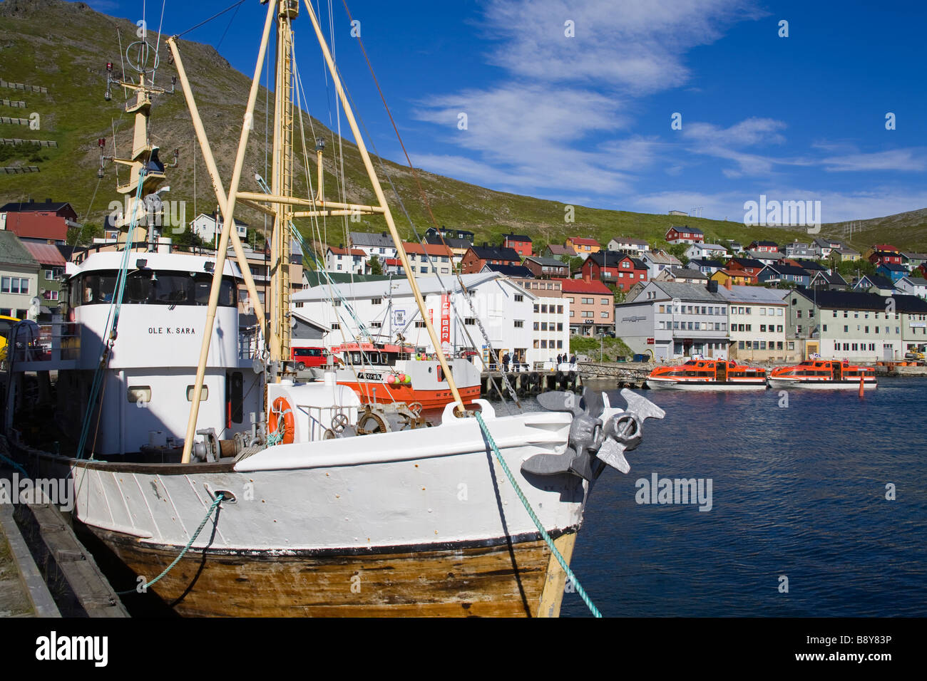 Barche ormeggiate in un porto, porto Honningsvag, Honningsvag, Isola Mageroya, Nordkapp, Finnmark County, Norvegia Foto Stock