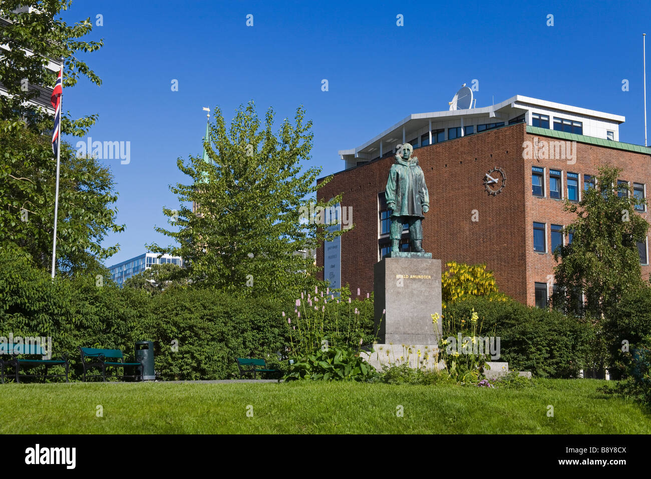 Statua di Roald Amundsen in un parco, Tromso, Toms County, Nord-Norge, Norvegia Foto Stock